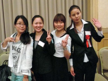 李さん（右端）の受賞を喜ぶ同期の実習生たち